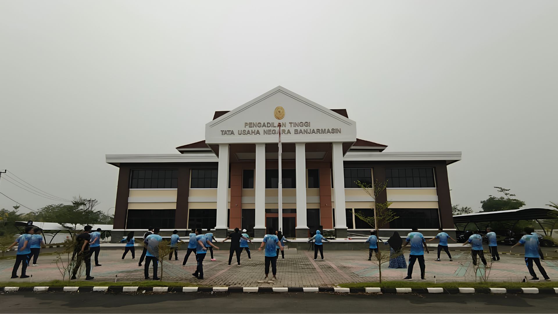 PTTUN Banjarmasin Gelar Senam Bersama dan Kerja Bakti, Pererat Kebersamaan Sekaligus Jaga Kebersihan Lingkungan Kantor