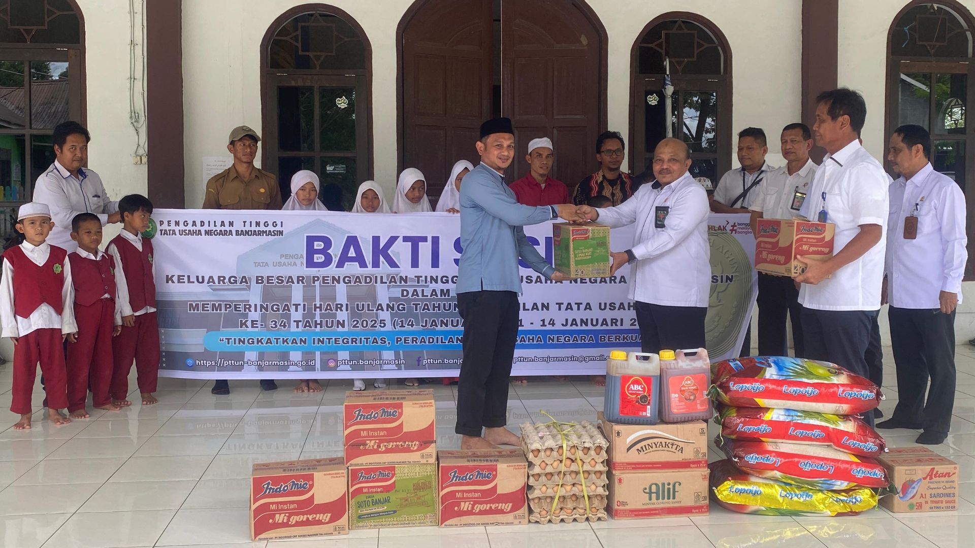 Dalam Rangka Hari Ulang Tahun PERATUN ke-34 Pengadilan Tinggi Tata Usaha Negara Banjarmasin Gelar Bakti Sosial